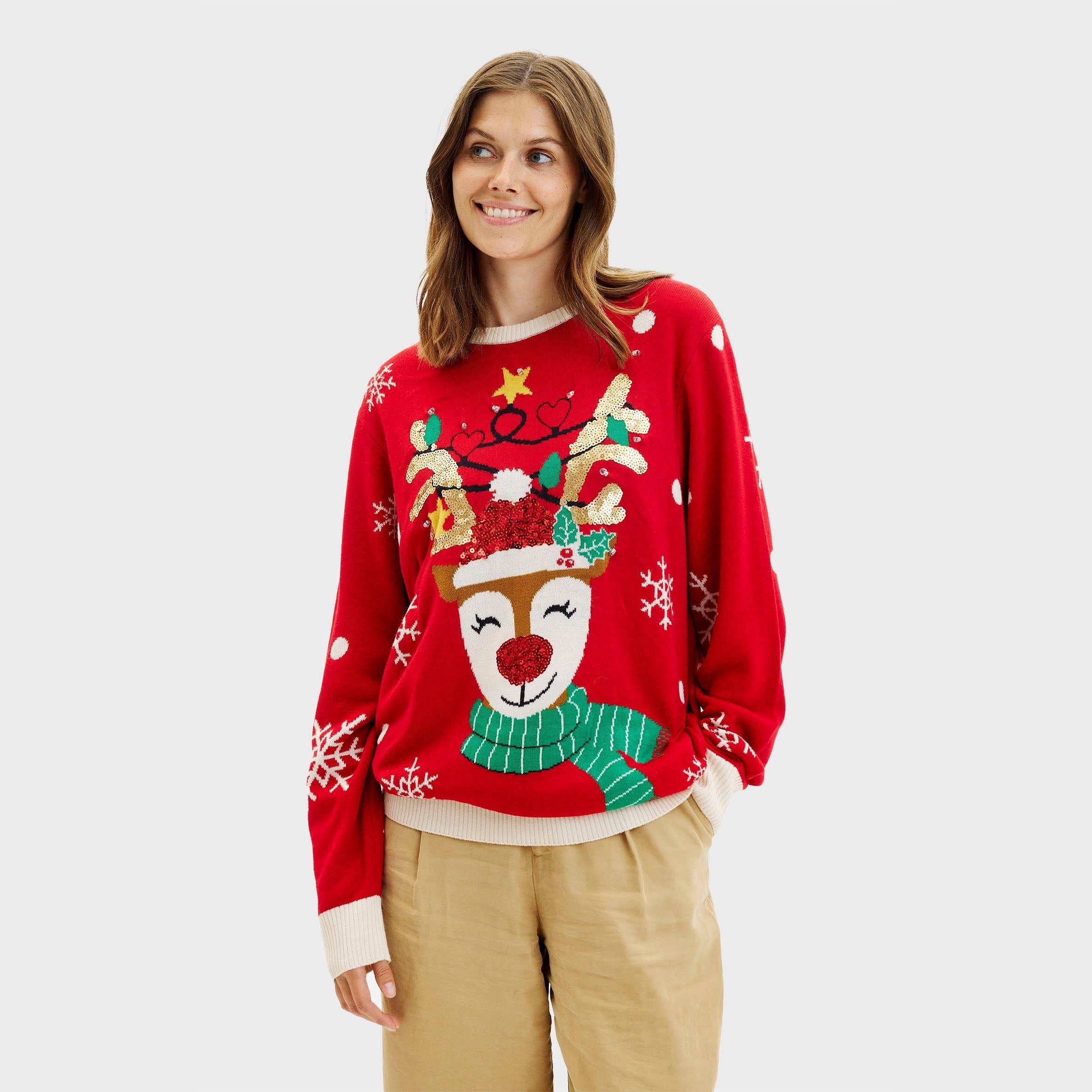 Roter Weihnachtspullover Damen mit fröhlichem Rentier-Motiv, Schneeflocken und grüner Schal.